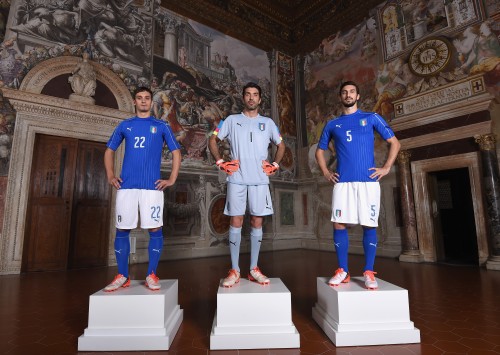 FLORENCE, ITALY - NOVEMBER 09: (L-R)Manolo Gabbiadini, Gianluigi Buffon and Davide Astori pose during the launch of new Puma home kit at Palazzo Vecchio on November 9, 2015 in Florence, Italy. (Photo by Claudio Villa/Getty Images for PUMA) *** Local Caption *** Manolo Gabbiadini;Gianluigi Buffon;Davide Astori
